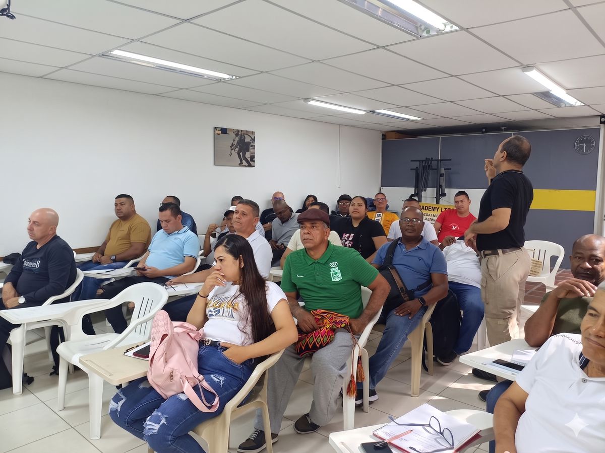 Estudiantes de VIP Academy en clase de capacitación en seguridad privada